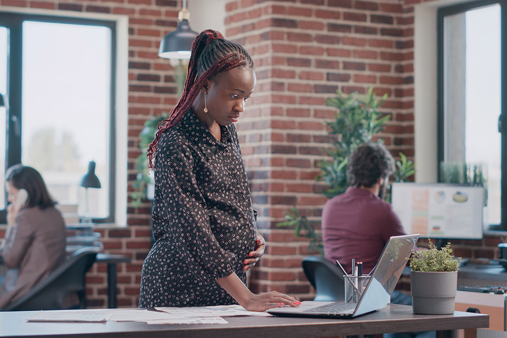 Illustration femme enceinte au bureau